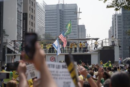 Bandeiras dos Estados Unidos e de Israel são exibidas em ato contra Moraes na Avenida Paulista