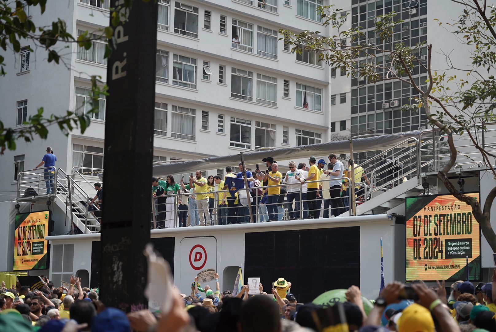 O principal trio elétrico do ato contra Moraes recebe Bolsonaro, Tarcísio e outras autoridades