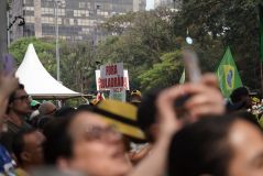 Cartaz escrito &quot;fora Lula ladrão&quot; na manifestação bolsonarista da Avenida Paulista