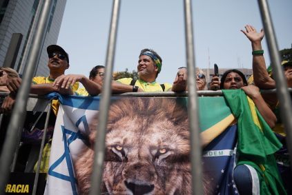 Manifestante em ato contra Moraes na Avenida Paulista com bandeira estampando o Leão de Judá, um dos símbolos de Israel e da cultura judaica