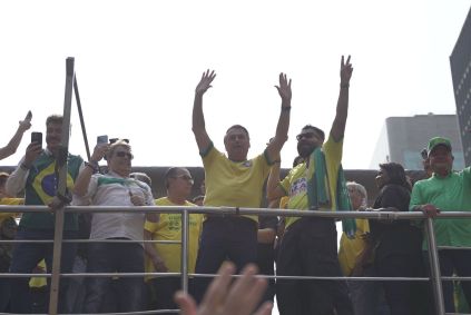 O ex-presidente Jair Bolsonaro (PL) sobe ao trio elétrico para ato contra Alexandre de Moraes na Avenida Paulista
