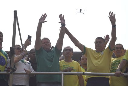 O governador do estado de São Paulo, Tarcísio de Freitas (Republicanos), sobe em trio elétrico, ao lado de Bolsonaro, para ato contra Alexandre de Moraes na Avenida Paulista
