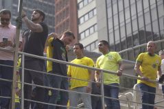 O senador Flávio Bolsonaro (PL-RJ) com camisa pedindo anistia para os presos pelo 8 de janeiro
