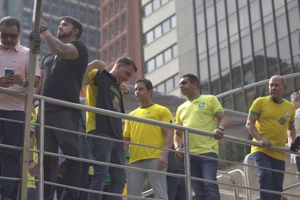O senador Flávio Bolsonaro (PL-RJ) com camisa pedindo anistia para os presos pelo 8 de janeiro