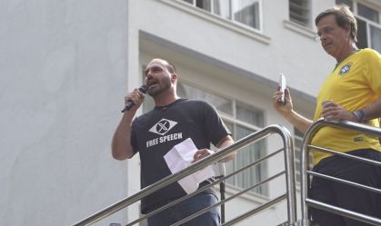 Eduardo Bolsonaro pede impeachment de Moraes em trio elétrico na Av. Paulista