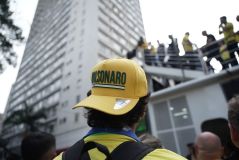 Manifestante no ato contra Moraes na Avendia Paulista veste boné em apoio ao ex-presidente Jair Bolsonaro