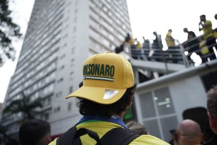 Manifestante no ato contra Moraes na Avendia Paulista veste boné em apoio ao ex-presidente Jair Bolsonaro