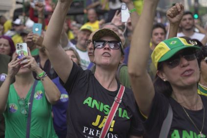 Manifestante com camiseta pedindo anistia aos presos pelo dia 8 de janeiro de 2023