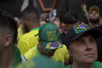 Manifestante veste boné com slogan &quot;Deus, pátria e família&quot;