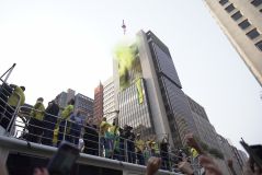 Sinalizador com fumaça verde e amarela é acendido sobre o trio elétrico onde discursou o ex-presidente Jair Bolsonaro (PL) neste sábado (7)