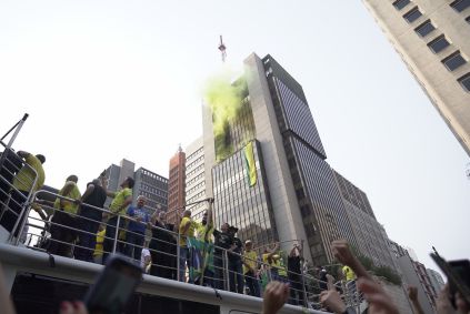 Sinalizador com fumaça verde e amarela é acendido sobre o trio elétrico onde discursou o ex-presidente Jair Bolsonaro (PL) neste sábado (7)