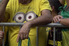 Manifestante veste camisa de minion, personagem do filme Meu Malvado Favorito, na manifestação contra Alexandre de Moraes