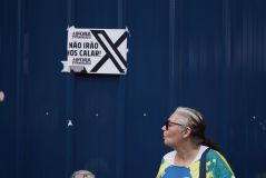 Cartazes contra bloqueio do X foram exibidos na manifestação contra Alexandre de Moraes