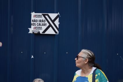 Cartazes contra bloqueio do X foram exibidos na manifestação contra Alexandre de Moraes