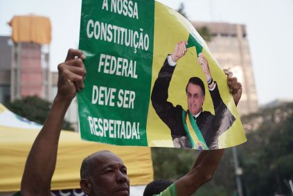 Cartaz com imagem do ex-presidente Jair Bolsonaro (PL) e os dizeres &quot;a nossa Constitução Federal deve ser respeitada&quot; é visto na manifestação contra Alexandre de Moraes