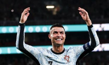 Cristiano Ronaldo reage a marca de 900 gols na carreira; veja