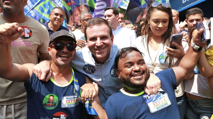 Eduardo Paes (PSD) em campanha no calçadão de Campo Grande, zona oeste do Rio • Divulgação