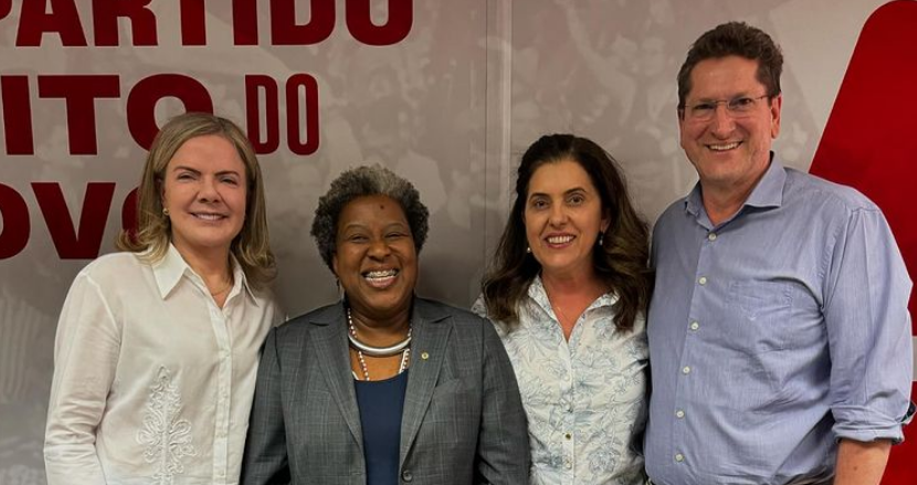 A presidente do PT, Gleisi Hoffmann, a nova ministra dos Direitos Humanos, Macaé Evaristo, e os dirigentes do PT Gleide Andrade e Jair Tatto