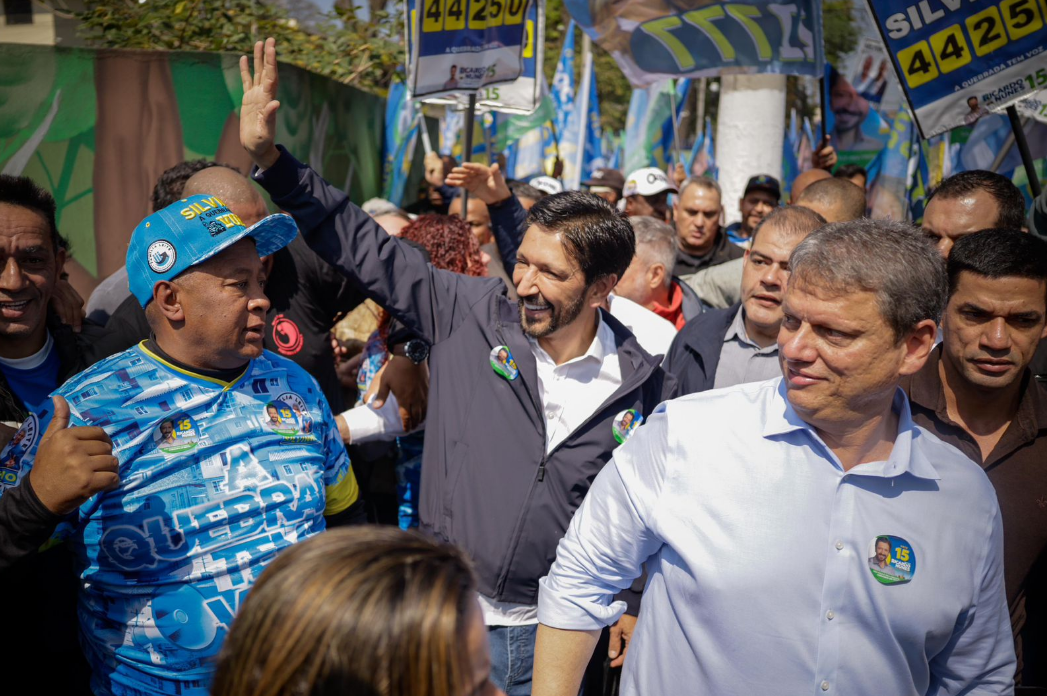 O prefeito de São Paulo, Ricardo Nunes (MDB), com o governador paulista, Tarcísio de Freitas (Republicanos), em agenda no Capão Redondo, zona sul da capital paulista