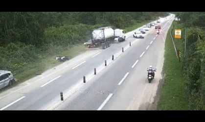 Vídeo: Caminhoneiro dirige na contramão, mata motoqueiro e tenta agredir PM