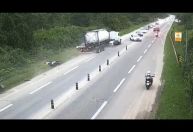 Vídeo: Caminhoneiro dirige na contramão, mata motoqueiro e tenta agredir PM
