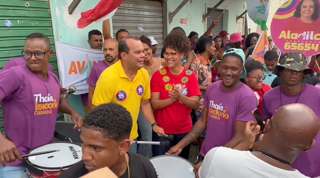 Geraldo Júnior (de camisa amarela) fez caminhada na zona norte de Salvador • Divulgação