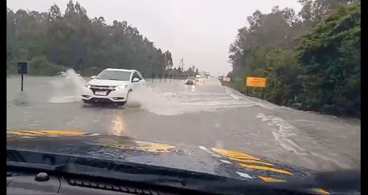 Alagamento na rodovia BR-116 entre São Lourenço do Sul e Pelotas, no Rio Grande do Sul