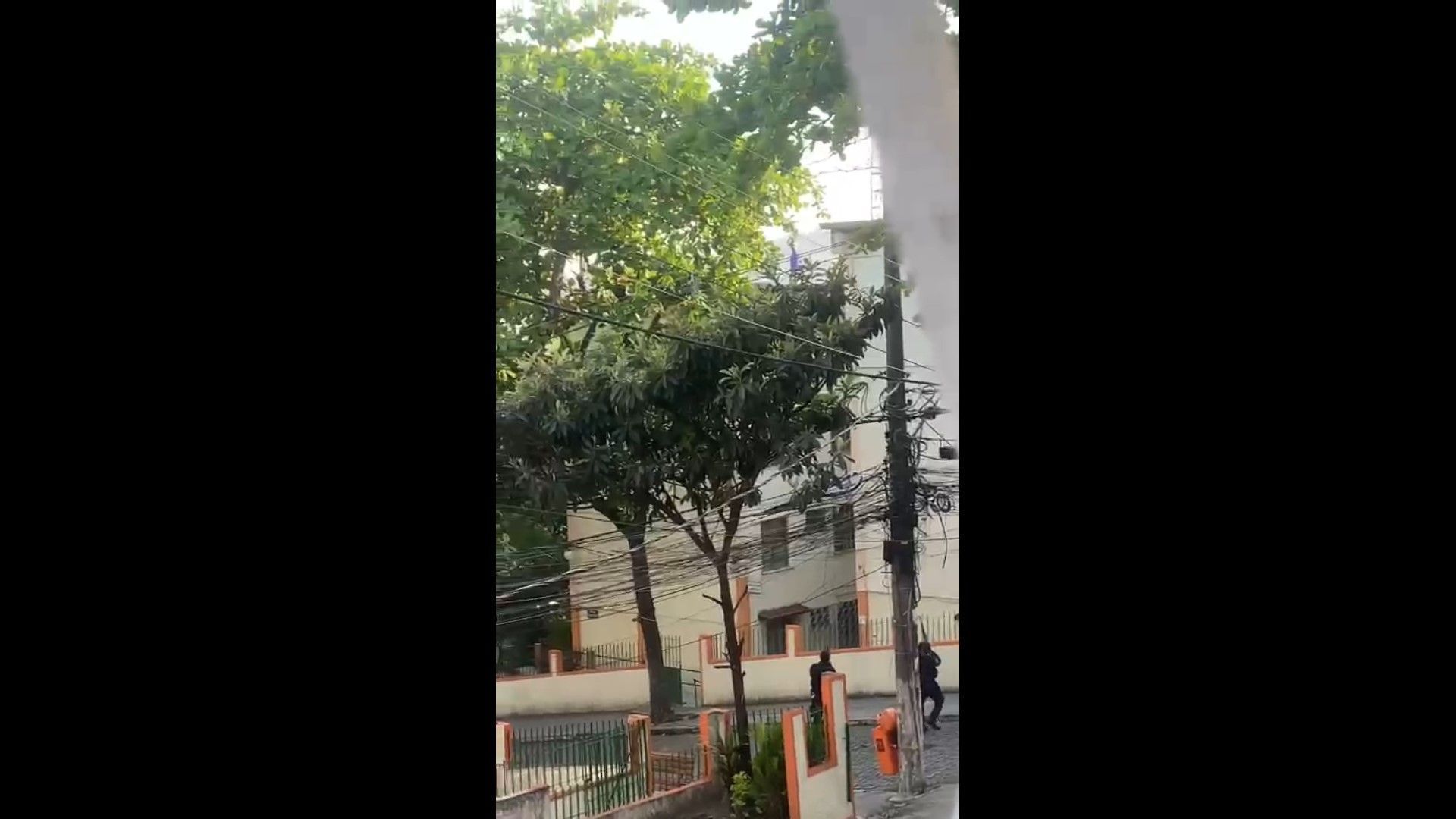 Momento em que o criminoso é rendido no telhado de prédio no Rio de Janeiro