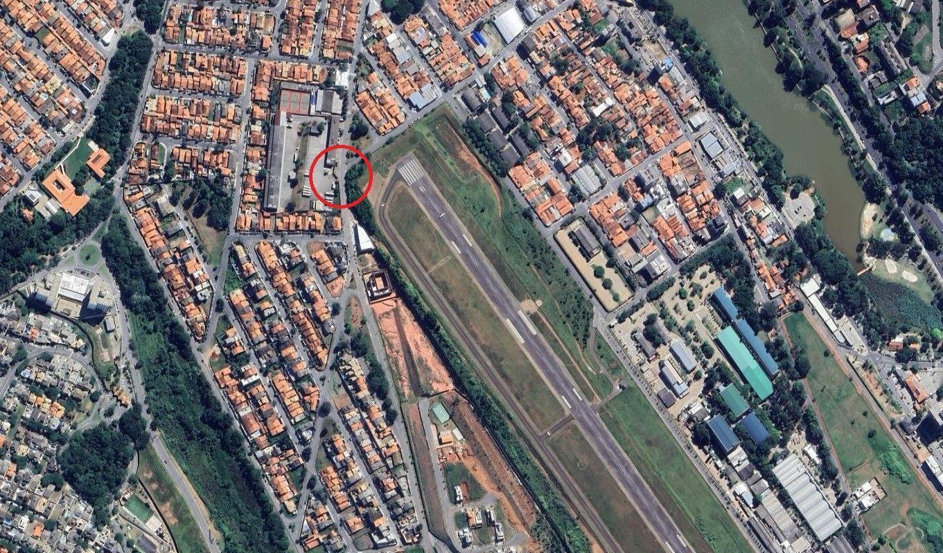 Aeronave teve problema ao pousar e parou em rua próxima ao aeroporto de Bragança Paulista • Reprodução/Google Maps
