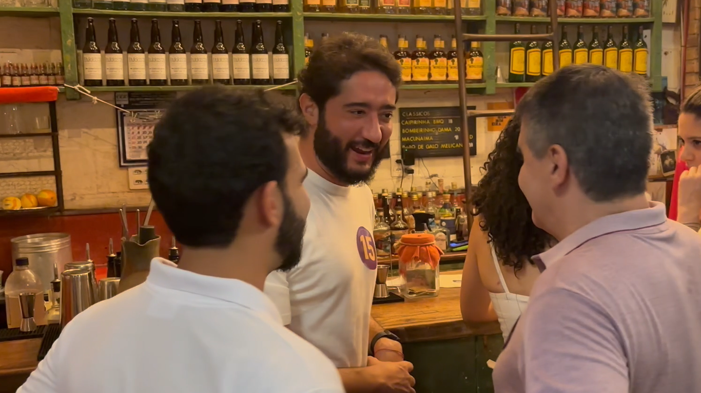 Gabriel Azevedo (ao centro, de frente) em agenda eleitoral no Mercado Novo • Caio Tarcia/CNN