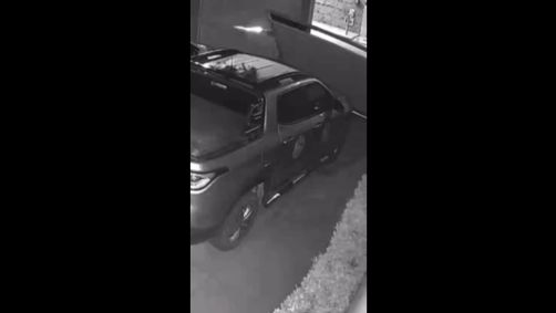 Momento em que os criminosos invadiram a casa do candidato a prefeito no Ceará
