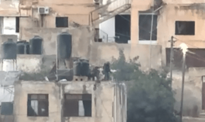 Vídeo mostra soldados israelenses jogando corpos de telhado na Cisjordânia