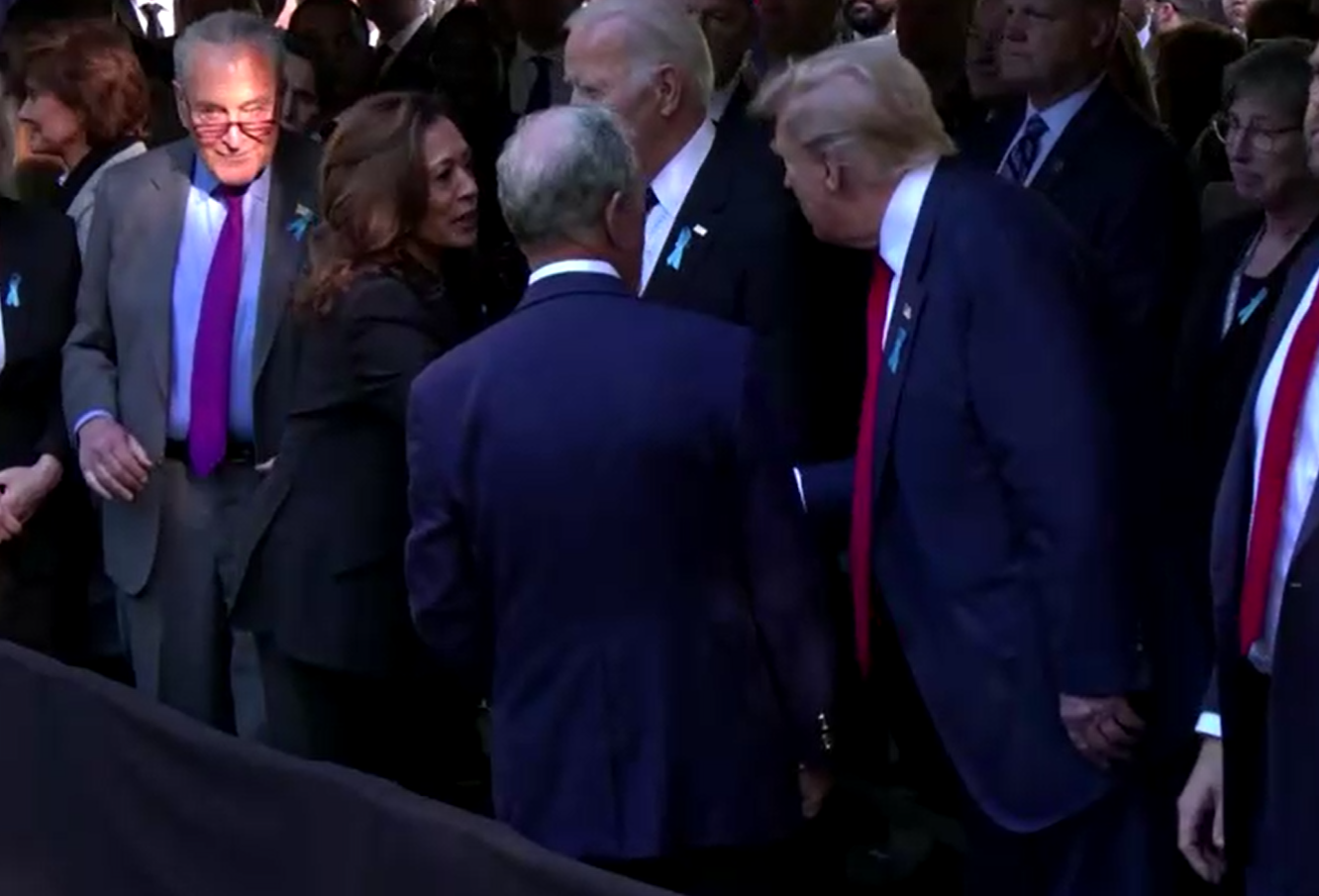Kamala Harris e Donald Trump se cumprimentam em NY