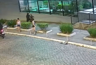 "Meu pai tá pagando", diz jovem ao implorar para não ter celular roubado no RJ