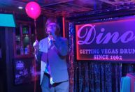 Chris Martin, do Coldplay, se disfarça para cantar em karaokê; veja vídeo