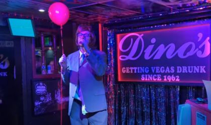 Chris Martin, do Coldplay, se disfarça para cantar em karaokê; veja vídeo