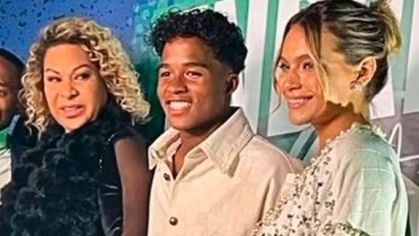 Cíntia Souza, Endrick e Gabriely Miranda posam na festa de despedida do jogador no Brasil