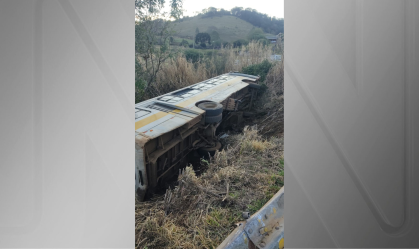 Ônibus com mais de 20 crianças tomba em barranco na BR-277 (PR)