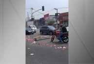 Caixão cai de carro funerário no meio de avenida em Osasco (SP)