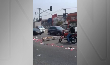 Caixão cai de carro funerário no meio de avenida em Osasco (SP)
