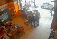 Vídeo mostra criança de dois anos correndo de restaurante antes de morrer atropelada em Guarujá (SP)