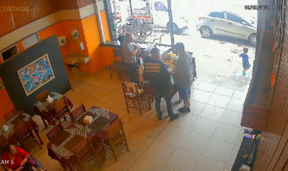 Vídeo mostra criança de dois anos correndo de restaurante antes de morrer atropelada em Guarujá (SP)