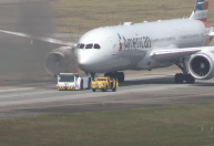 Vídeo: veículo de reboque pega fogo no Aeroporto de Guarulhos (SP)