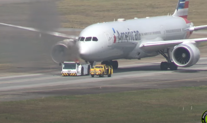 Vídeo: veículo de reboque pega fogo no Aeroporto de Guarulhos (SP)
