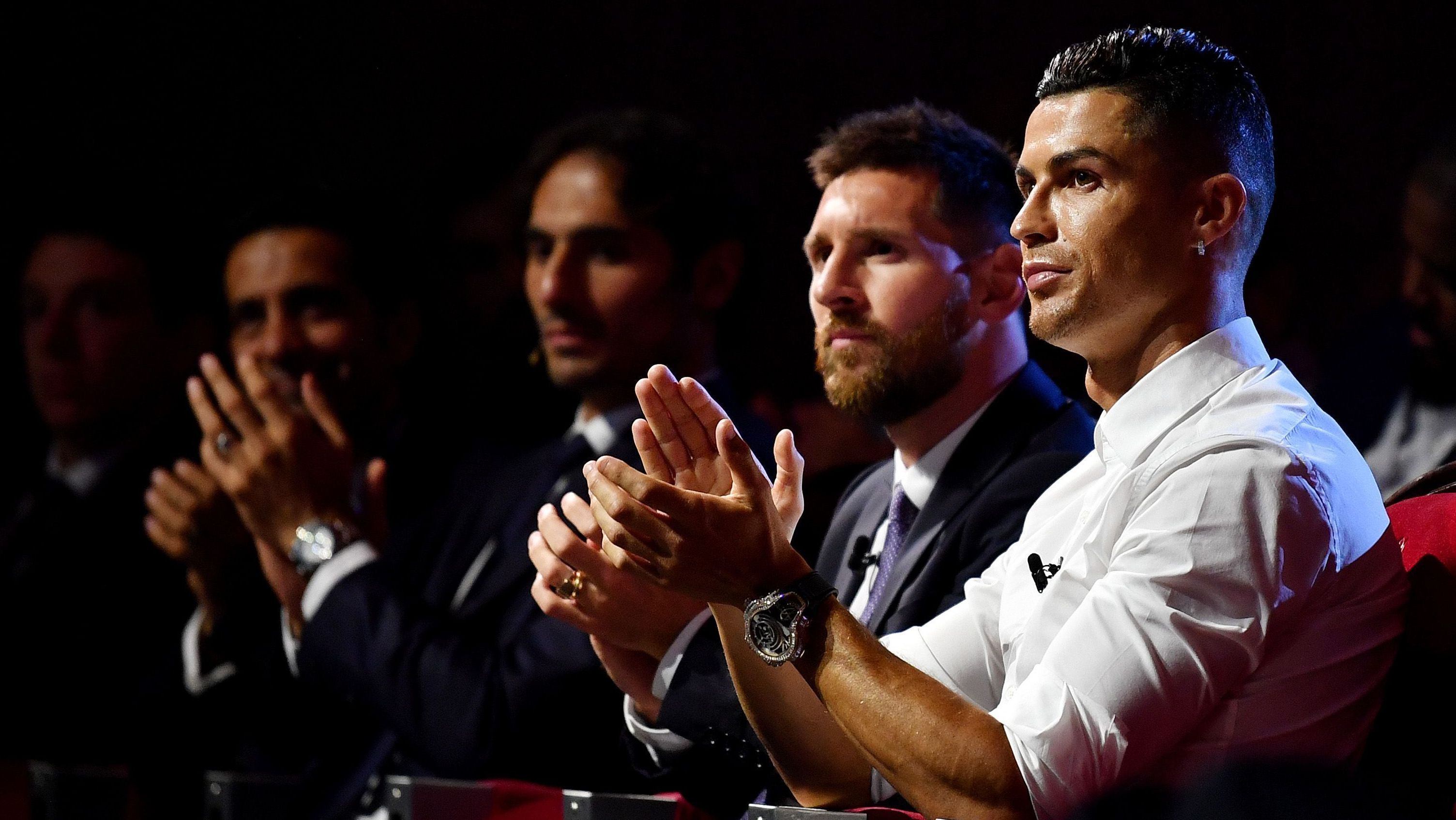 Cristiano Ronaldo e Lionel Messi durante cerimônia da Bola de Ouro