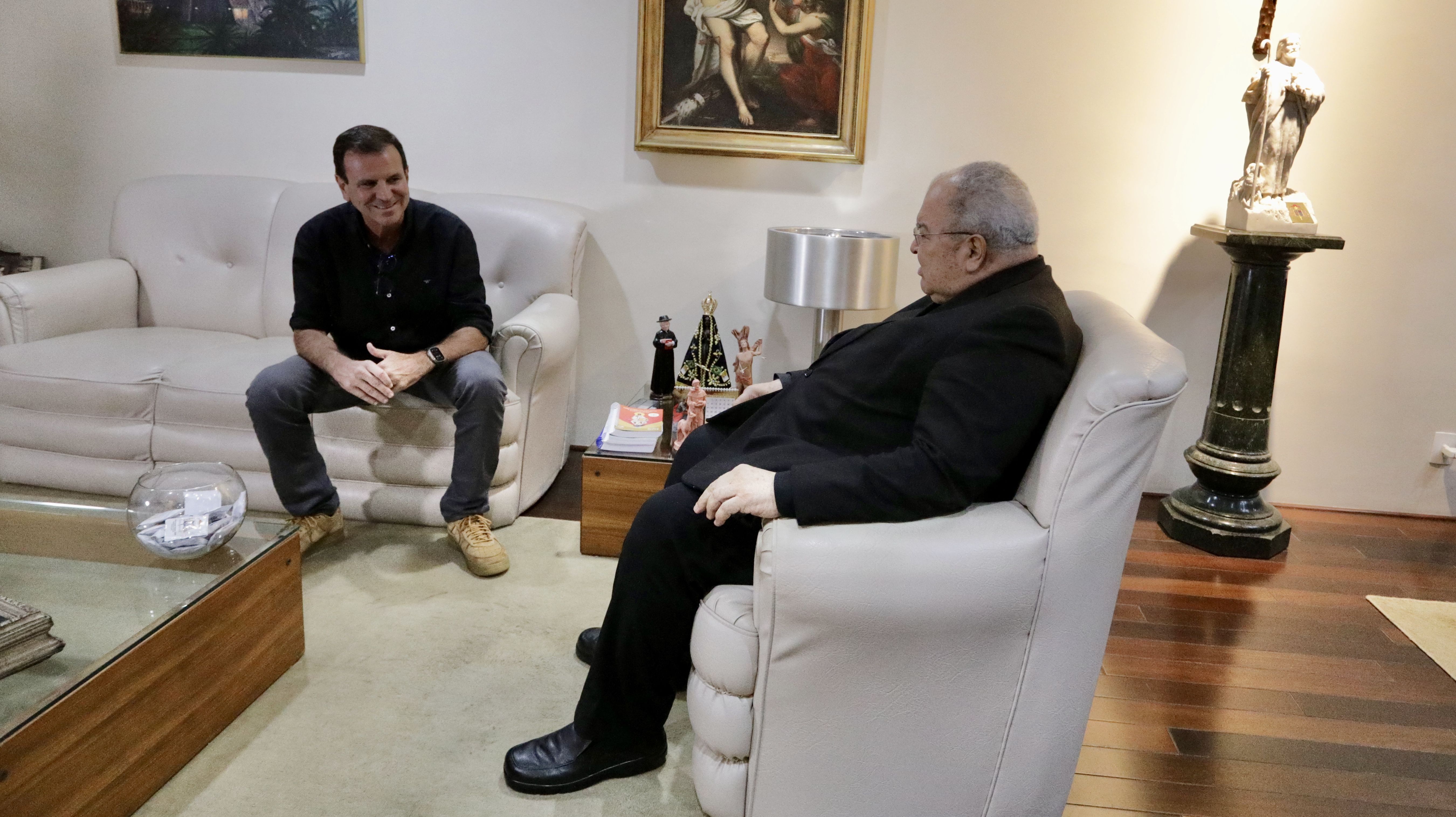 Em reunião, Paes (a esquerda da imagem) disse em ampliar a parceria da prefeitura com a Igreja Católica • Divulgação
