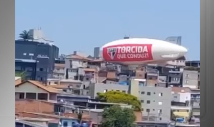 Vídeos: Dirigível com símbolo do São Paulo FC cai sobre casas em Osasco