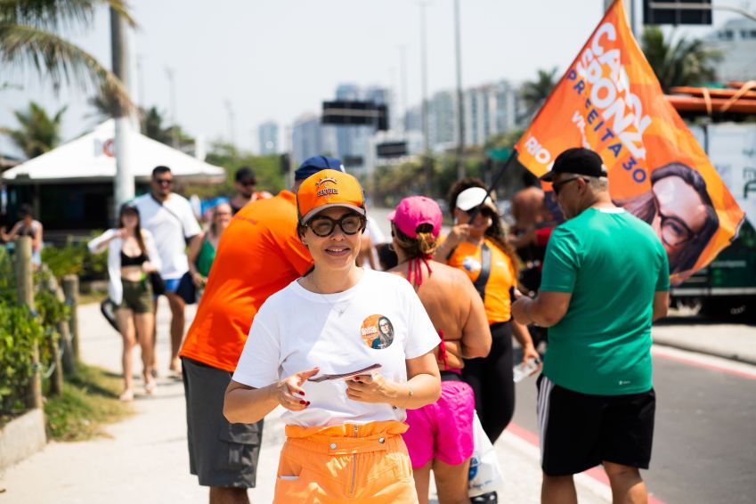 Carol Sponza (Novo) fazendo panfletagem na Barra da Tijuca, zona oeste do Rio • Divulgação