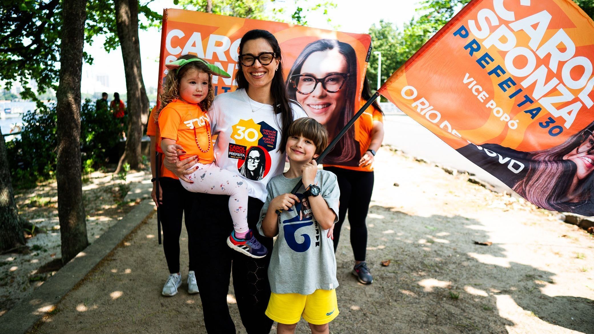 Carol Sponza (Novo) durante caminhada neste domingo (22/09) • Tom Souza/Divulgação