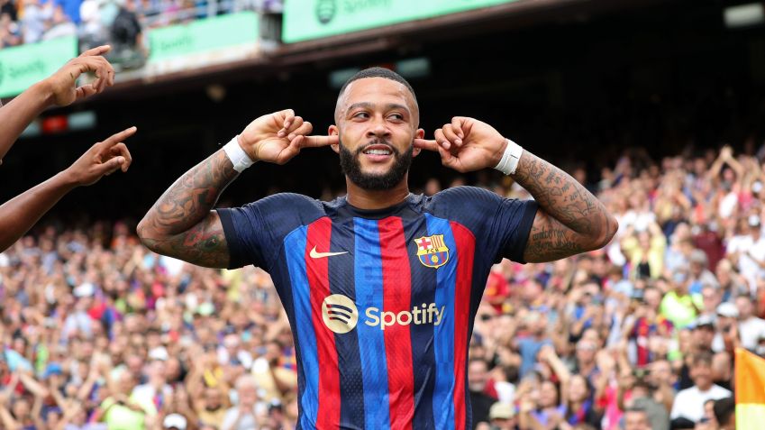 Memphis Depay faz sua comemoração com camisa do Barcelona • Joan Valls/Urbanandsport /NurPhoto via Getty Images